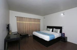 1 dormitorio con 1 cama grande en una habitación en Heritage Aksa, en Pahalgām
