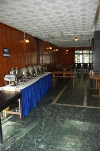 comedor con mesa azul y sillas en Heritage Aksa, en Pahalgām