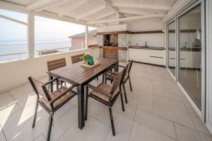 Kuchyň nebo kuchyňský kout v ubytování Nachhaltige Wellnessauszeit mit Traumblick, Pool, Sauna, Whirl-Wanne