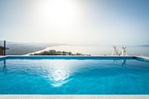 Bazén v ubytování Nachhaltige Wellnessauszeit mit Traumblick, Pool, Sauna, Whirl-Wanne nebo v jeho okolí + 42 fotografií