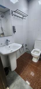 uma casa de banho com um lavatório e um WC em Ariva Center Hotel em Baku