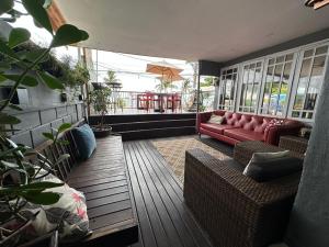 - un salon avec un canapé et des fauteuils rouges dans l'établissement Costa Maris Beach Hotel Frente Mar, à Guarujá