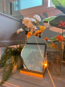 un jarrón con flores en él sentado en una mesa en 홍대 입구역 7min, Designer house, 대형빔, 2R, 포토존, 신축, 최대5인 en Seúl