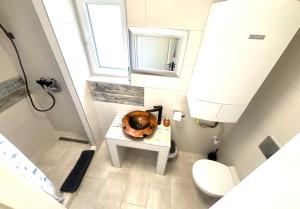 mała łazienka z umywalką i toaletą w obiekcie Pecslux w mieście Pecz