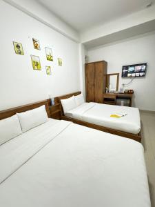 Postel nebo postele na pokoji v ubytování Mat Troi Vang Dalat Hotel