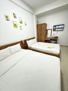 Postel nebo postele na pokoji v ubytování Mat Troi Vang Dalat Hotel