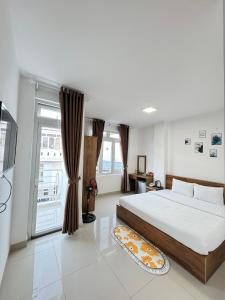 Postel nebo postele na pokoji v ubytování Mat Troi Vang Dalat Hotel