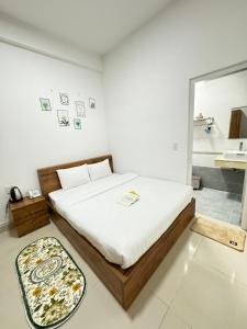 Postel nebo postele na pokoji v ubytování Mat Troi Vang Dalat Hotel