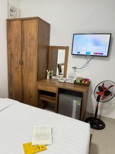 Postel nebo postele na pokoji v ubytování Mat Troi Vang Dalat Hotel