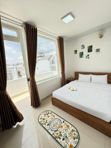 Postel nebo postele na pokoji v ubytování Mat Troi Vang Dalat Hotel
