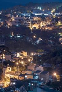 Nespecifikovaný výhled na destinaci Dalat nebo výhled na město při pohledu z hotelu