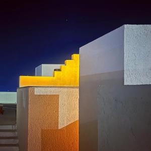 a set of stairs on top of a building at Recámara con terraza y Firepit privados in Santiago