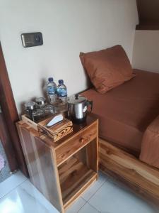 einen Tisch mit Wasserflaschen auf dem Bett in der Unterkunft Carasti Bungalows in Masbagik