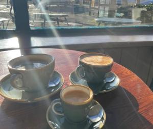 dos tazas de café sentadas en una mesa en The Bournbrook Inn en Birmingham
