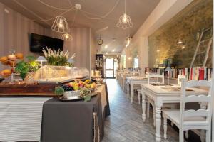 ペルージャにあるResidenza il Puntoのテーブルと椅子、果物を用意したレストラン