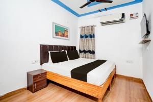 1 dormitorio con 1 cama en una habitación en OYO Premier Jim Corbett Home Stay en Rāmnagar