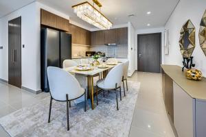 a kitchen and dining room with a table and chairs at Pleasant new apartment in Dubai Creek Harbour in Dubai
