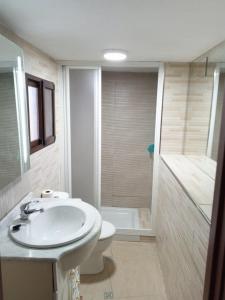 a bathroom with a sink and a toilet and a tub at San José in Andújar