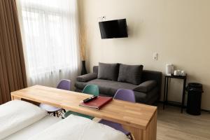Un pat sau paturi într-o cameră la Pension a und a +37 fotografii