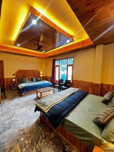 1 dormitorio con 2 camas en una habitación en Wood packers en Kasol