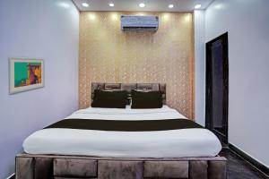 sypialnia z dużym łóżkiem w pokoju w obiekcie OYO HOTEL MOUNT PALACE w Nowym Delhi