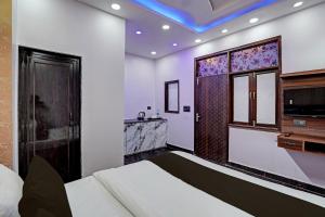 sypialnia z łóżkiem, umywalką i lustrem w obiekcie OYO HOTEL MOUNT PALACE w Nowym Delhi