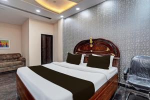 sypialnia z dużym łóżkiem i kanapą w obiekcie OYO HOTEL MOUNT PALACE w Nowym Delhi