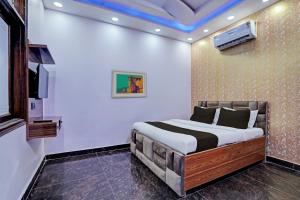 sypialnia z łóżkiem i telewizorem w obiekcie OYO HOTEL MOUNT PALACE w Nowym Delhi