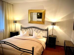 1 dormitorio con 1 cama con espejo en la pared en Hotel Mariahilf München, en Múnich