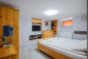 una camera con un grande letto e una televisione di The Secret Spot 1BD Apartment a Sofia