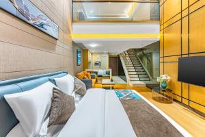 Poly Pivot International Aparthotel Guangzhou East Railway Branch - Free Shuttle Bus to Canton Fair Complex During Canton Fair Period的电视和/或娱乐中心