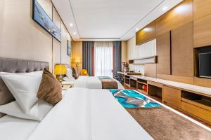 广州Poly Pivot International Aparthotel Guangzhou East Railway Branch - Free Shuttle Bus to Canton Fair Complex During Canton Fair Period的一间配有床和平板电视的酒店房间