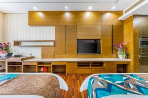 Poly Pivot International Aparthotel Guangzhou East Railway Branch - Free Shuttle Bus to Canton Fair Complex During Canton Fair Period的电视和/或娱乐中心