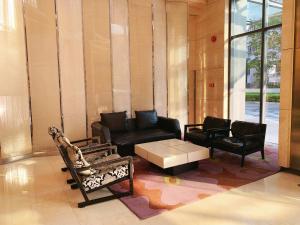 Poly Pivot International Aparthotel Guangzhou East Railway Branch - Free Shuttle Bus to Canton Fair Complex During Canton Fair Period的休息区