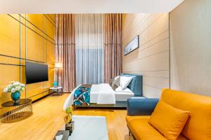 Poly Pivot International Aparthotel Guangzhou East Railway Branch - Free Shuttle Bus to Canton Fair Complex During Canton Fair Period的电视和/或娱乐中心