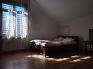 un letto in una stanza con finestra di SIO Marani a Gomi