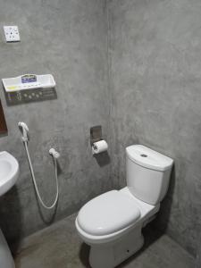 y baño con aseo y lavamanos. en Rangani Lagoon Resort, en Kalpitiya