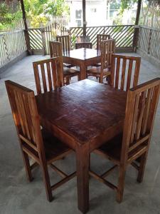 una mesa de madera y sillas sentadas en un porche en Rangani Lagoon Resort, en Kalpitiya