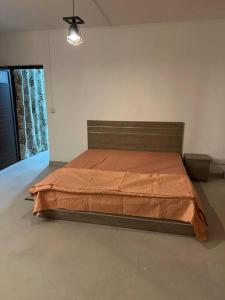 a bedroom with a bed with a wooden head board at Adorable 2 Bedroom Apartment in Moka