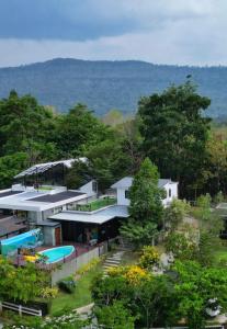 - une vue aérienne sur une maison avec une piscine dans l'établissement Moon Heart Village Khao Yai Pool Villa, à Pong Talong