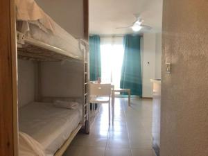 Łóżko lub łóżka w pokoju w obiekcie Apartamentos Bernat 3000