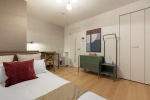 a bedroom with a large bed and a mirror at Felice Nishi-Shinjuku in Tokyo