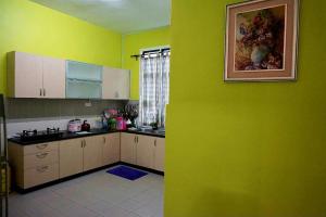 Dapur atau dapur kecil di Anugerah Homestay Muslim private pool 5 bilik