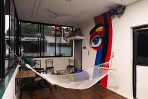 浦那JOY HOSTEL - Digital Nomads Hostel & PG - Koregaon Park的墙上画作的吊床