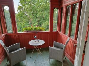 a table and chairs in a room with a window at Villa Internationals in Oslo