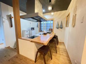 Kyoya Nobuhiro Reisen في كيوتو: مطبخ مع كونتر خشبي في الغرفة