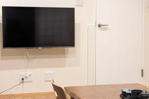 Kyoya Nobuhiro Reisen في كيوتو: تلفزيون بشاشة مسطحة معلق على الحائط