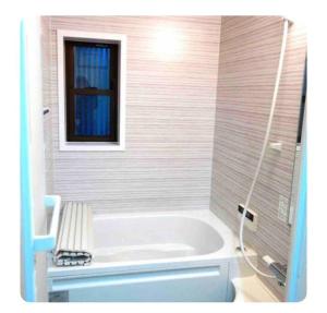 Kyoya Nobuhiro Reisen في كيوتو: حمام مع حوض أبيض ونافذة