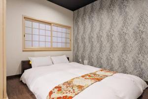 Kyoya Nobuhiro Reisen في كيوتو: غرفة نوم بسرير ابيض كبير ونافذة