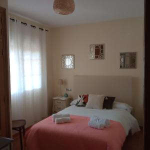 una camera da letto con un letto e due asciugamani di Chalet La Calma en Lorca a Lorca